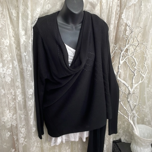 Lightweight Classic & Pretty Cardigan Sweater. Love the Draping 💕 - Picture 9 of 10